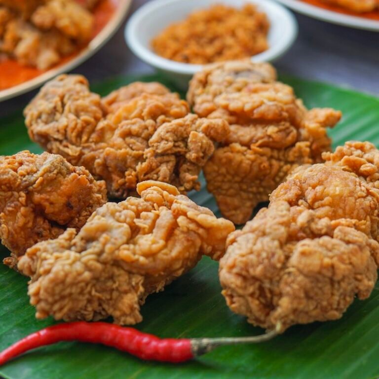 Crispy fried chicken pieces